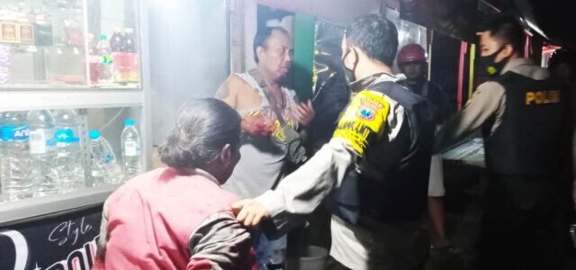Polisi mengamankan pelaku (kaos tanpa lengan) ke mapolres Situbondo.