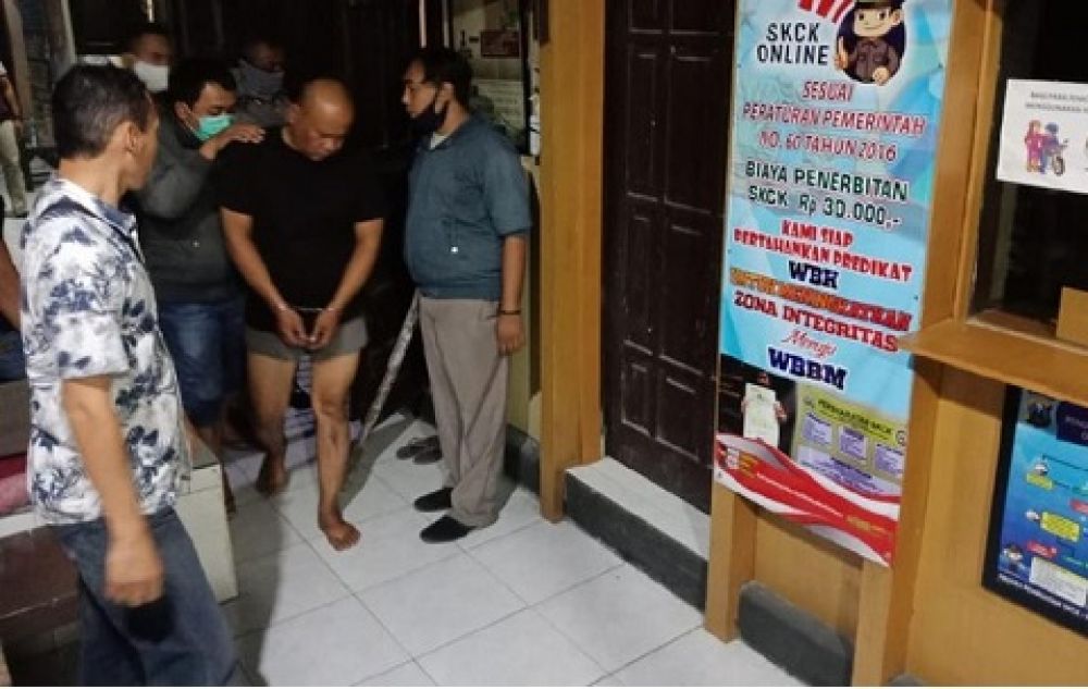 Petugas mengamankan Safa’at, pelaku pembunuhan terhadap sang istri Sri Istuning Ati.