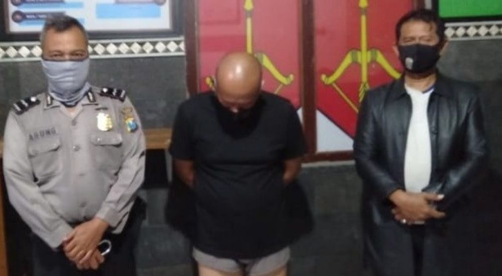 Tersangka Safa’at usai menjalani pemeriksaan di Polres Jombang.