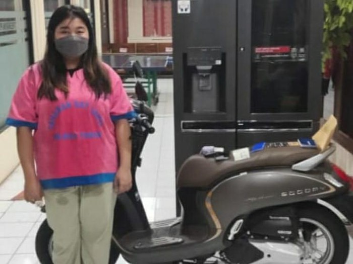 Tersangka dan barang bukti yang diamankan polisi.