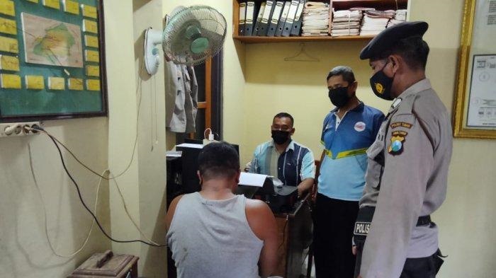 Athourrohman alias Bandrek pelaku perusakan saat dimintai keterangan. Saat itulah terungkap pelaku mengidap ODGJ