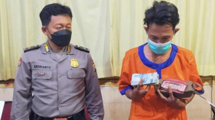 Pelaku perampokan menunjukkan barang bukti saat diamankan.