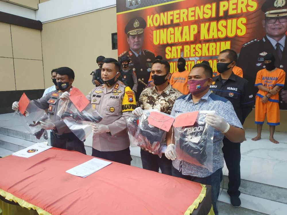 Wakapolresta Sidoarjo AKBP Deny Agung beber pelaku dan barang bukti