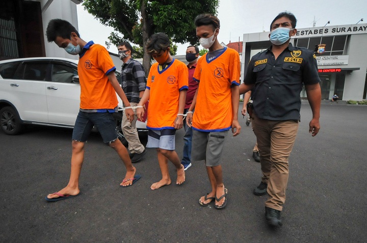 Para pelaku pengeroyokan diamankan oleh Satreskrim Polrestabes Surabaya, Rabu (2/12/2020). SP/Julian