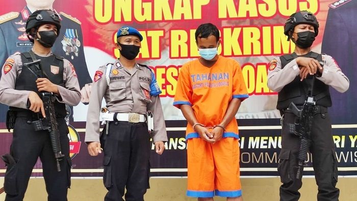 Kapolresta Sidoarjo Kombes Pol Sumardji saat tanyai pelaku sodomi, Rabu kemarin. SP/Sugeng Purnomo