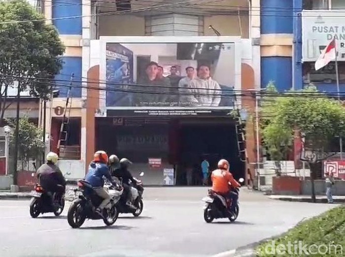 Videotron yang menayangkan video para pelanggar lalu lintas di Kota Malang. 