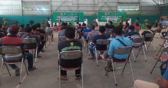 Para pelanggar prokes menunggu giliran untuk membayar denda.