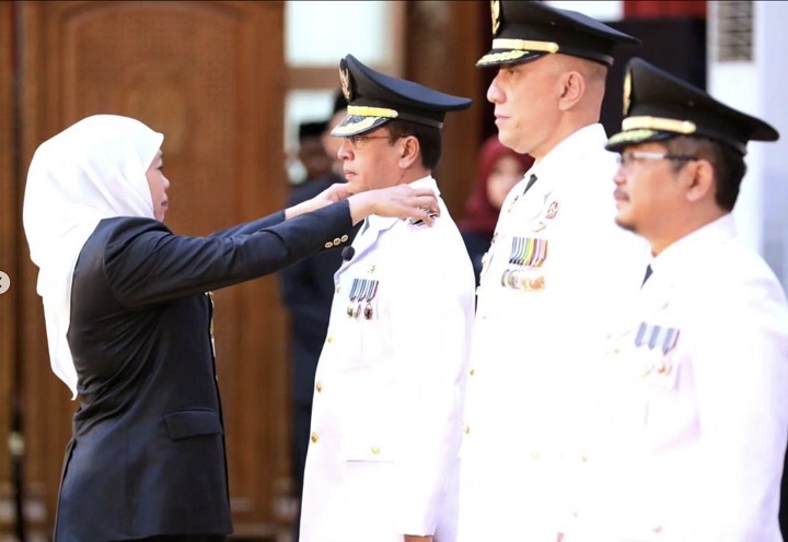 Gubernur Khofifah Saat melantik 12 Pj Bupati/Wali Kota Jatim di Gedung Negara Grahadi, Minggu (24/9/2023). SP/Nur Aini