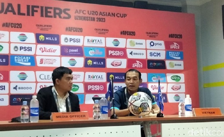 Pelatih Vietnam U-19 Dinh The Nam