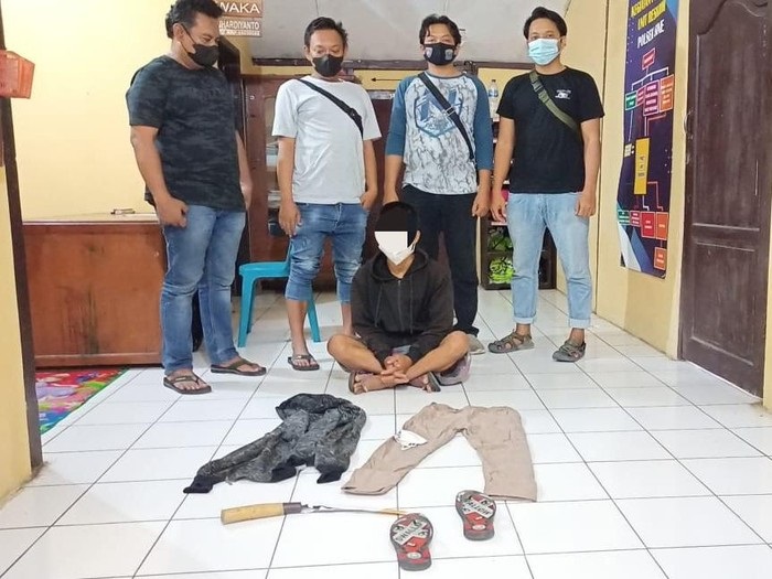 Pelaku dan barang bukti saat diamankan polisi. 