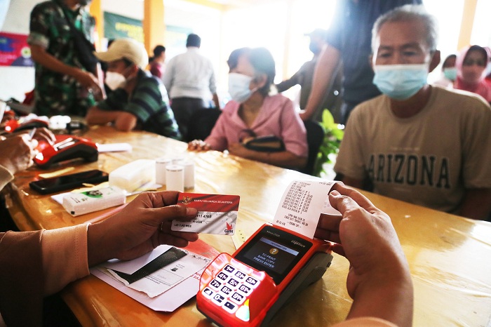 Masyarakat di Kota Surabaya penerima bantuan sosial Program Keluarga Harapan (PKH) dan Bantuan Pangan Non Tunai (BPNT) dari Kemensos mulai mendapat Kartu Keluarga Sejahtera (KKS). SP/ALQ