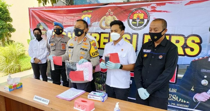 Polisi saat mengungkap kasus pembunuhan remaja putri di Kediri