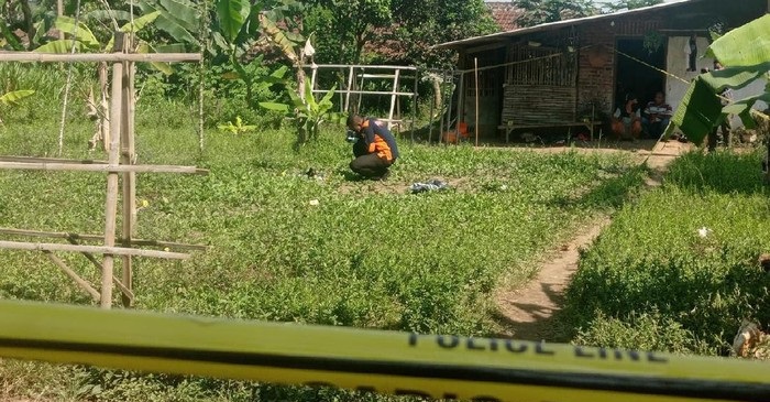 Petugas melakukan olah TKP di lokasi kejadian.