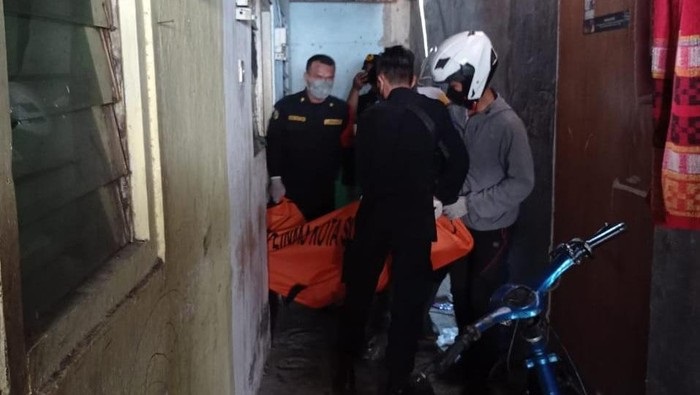 Petugas mengevakuasi jenazah MVT yang ditemukan tewas di kos di Siwalankerto.
