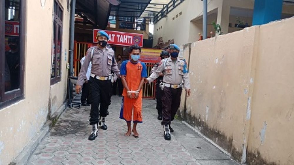 Tersangka pembunuhan di Mojowarno saat dirilis di Mapolres Jombang. (SP/M. Yusuf) 