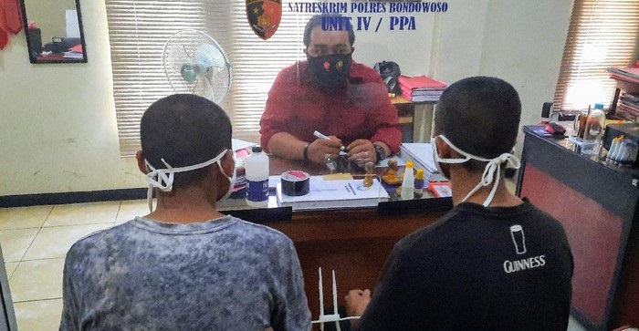 Kedua pelaku saat diperiksa polisi akibat perbuatan bejatnya.
