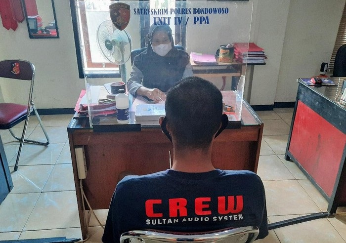 AR, pelaku pemerkosaan saat menjalani pemeriksaan. 