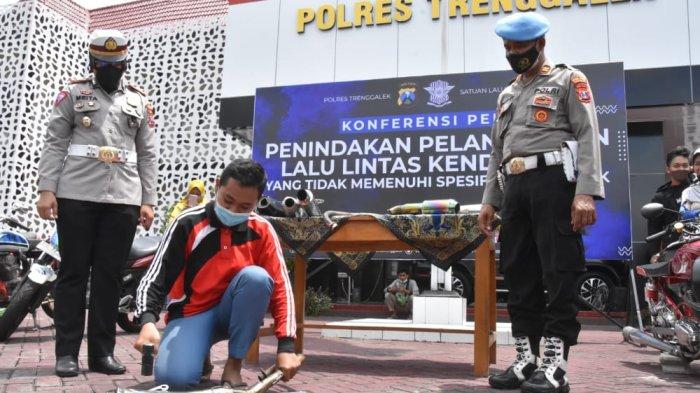 Salah satu pemilik motor berknalpot brong menghancurkan knalpot brong miliknya.