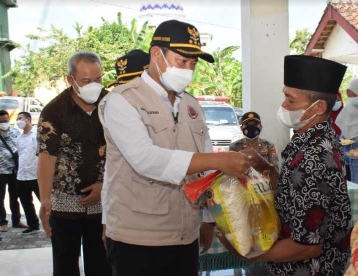 Bupati YES didampingi Wabup BRO saat serahkan bansos penanganan daerah rawan di Desa Bulumargi Kecamatan Babat dan Desa Sekidang Kecamatan Sambeng, pada Rabu (4/8/2021). SP/MUHAJIR KASRUN