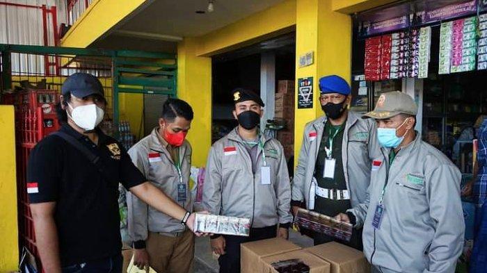 Bea Cukai Pamekasan saat melakukan operasi pasar memberantas peredaran rokok ilegal di sejumlah pasar.
