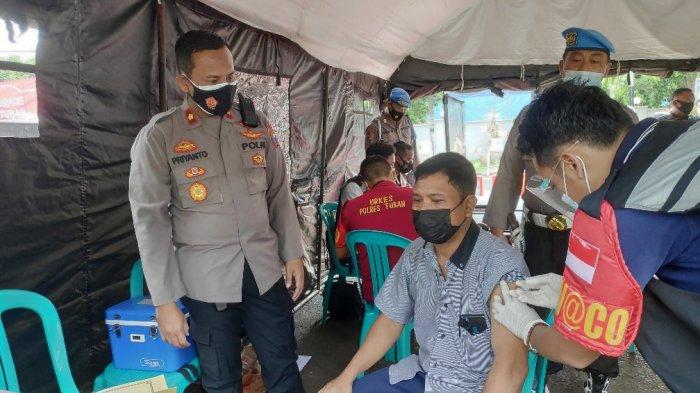 Pemohon pelayanan menjalani vaksinasi yang dilakukan di Mapolres Tuban, Rabu (23/6).