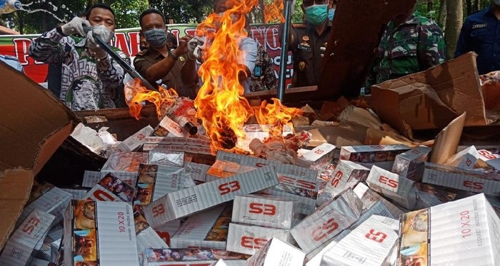 Ribuan rokok ilegal dimusnahkan Kejari Jombang dengan cara dibakar.