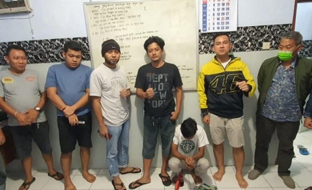 Tersangka (jongkok) saat diamankan Satreskrim Polresta Kediri. 