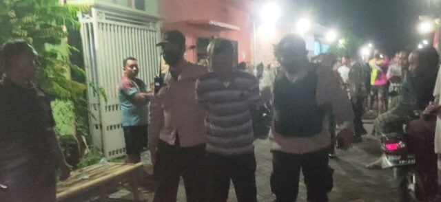 Pelaku dibawa polisi untuk diproses lebih lanjut.