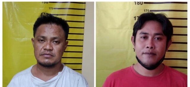 Kedua pelaku saat diamankan di Polsek Tambaksari, Surabaya.