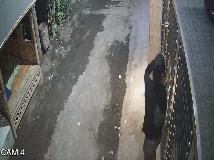 Tangkapan layar rekaman CCTV saat diduga pelaku tengah beraksi.