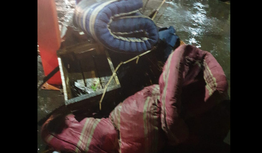 Petugas menemukan tiga sampah kasur tersangkut di Pintu Air Simo, Senin (28/12/2020) malam.SP/IST