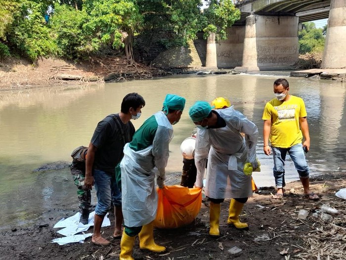 Petugas mengevakuasi jasad ke RSUD dr Soebroto Ngawi untuk diidentifikasi.