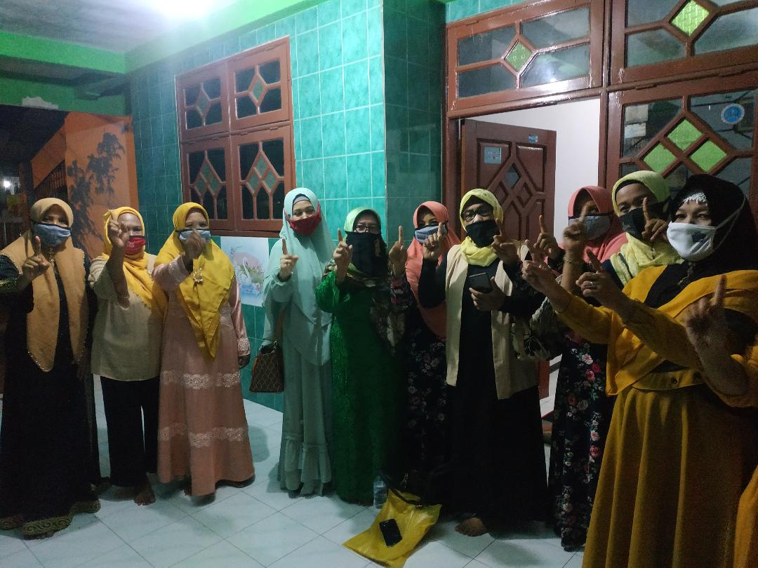 Ibu-ibu muslimat pengajian tahlil Desa Kebonagung Porong dukung Paslon No 1. SP/SUGENG