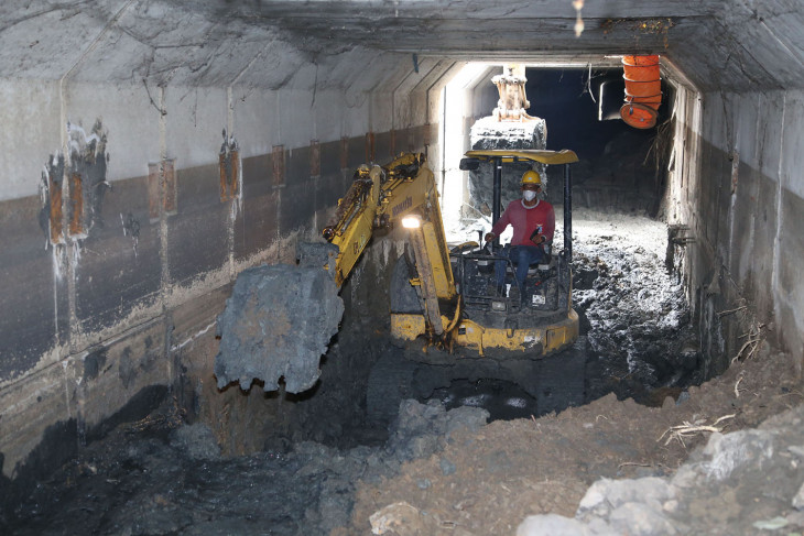 Petugas Pedestrian sedang melakukan normalisasi box culvert di Jalan Raya Sememi, Kota Surabaya, Selasa ( 21/9/2021). (SP/ANT/ Humas Pemkot Surabaya