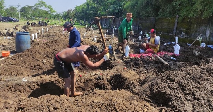 Penggali makam covid-19 di Delta Praloyo