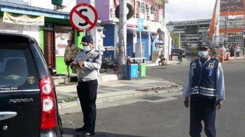 Dinas Perhubungan (Dishub) Kota Surabaya menindak dengan sanksi tegas, yakni penggembosan ban. Hal ini berlangsung sejak Senin (3/5/2021) lalu. SP/DISHUB SURABAYA