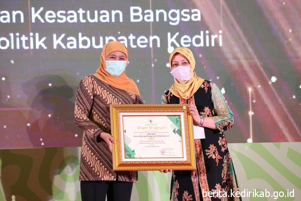 Bupati Kediri, Hj Haryanti (Kanan) terima penghargaan dari Gubernur Jatim, Khofifah