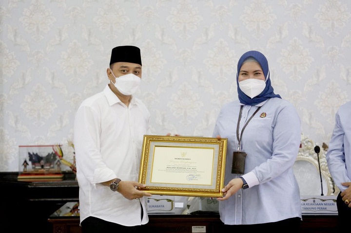 Wali kota Surabaya Eri Cahyadi memberikan piagam penghargaan kepada salah satu anggota Kejari Tanjung Perak. SP/Al Qomar