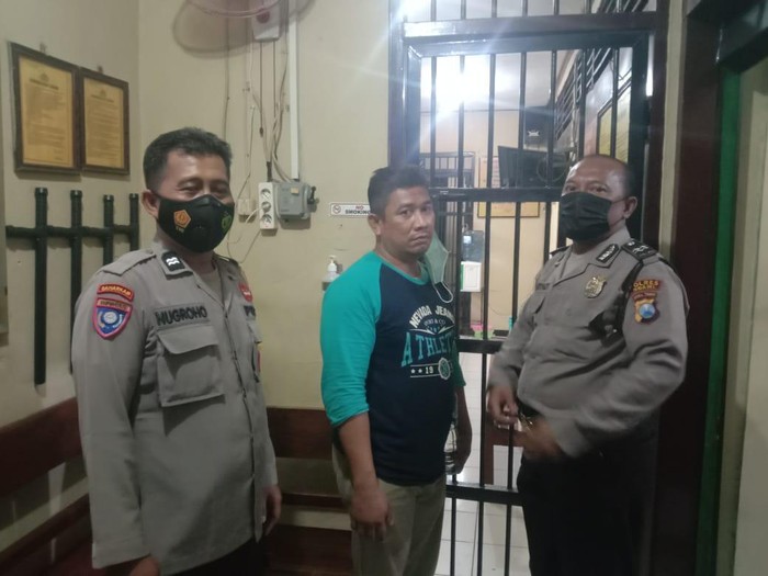 Eko Purwanto, pecatan TNI pelaku penipuan saat diamankan polisi.