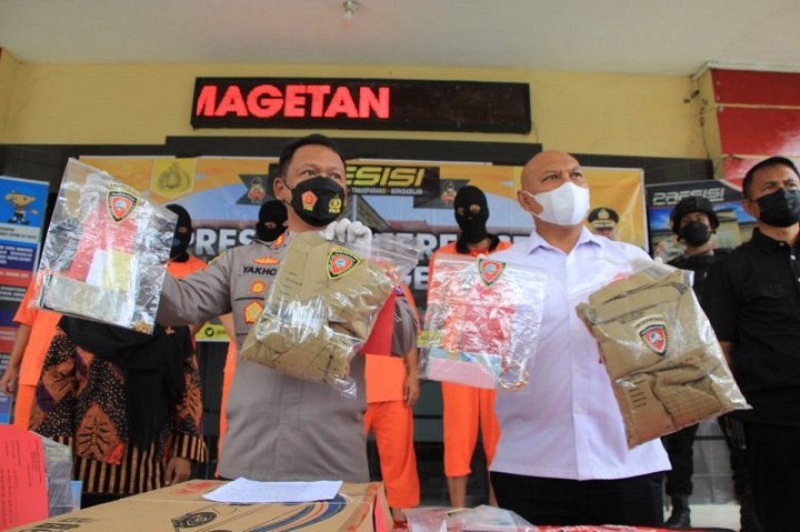 Polisi menunjukkan barang bukti saat rilis. 