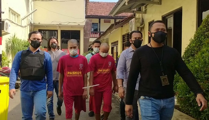 Kedua pelaku saat digelandang polisi. 