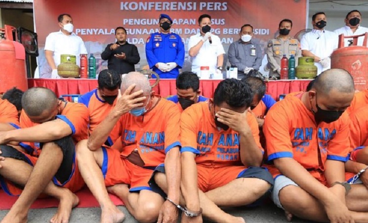 Tersangka penyalahgunaan BBM dan Elpiji Saat Diamankan Polda Jatim
