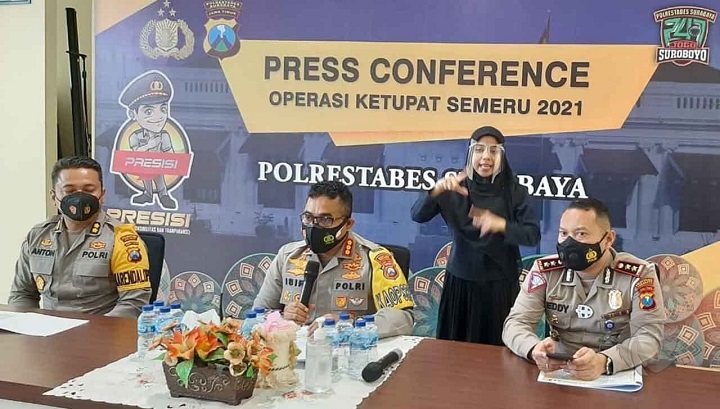 Kapolrestabes Surabaya, Kombes Pol J.E. Isir saat menggelar rilis. SP/Mahbub Fikri