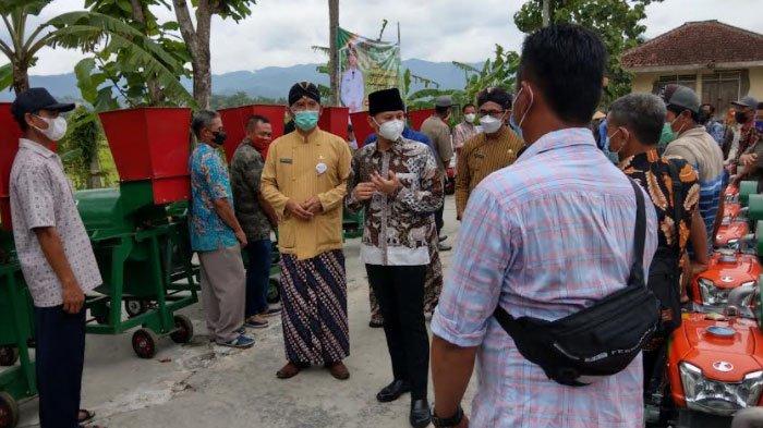 Bupati Trenggalek Mochammad Nur Arifin menyerahkan bantuan alat dan mesin pertanian (Alsintan) kepada perwakilan kelompok tani.