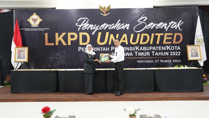 Gubernur Jawa Timur Khofifah Indar Parawansa saat menyerahkan LKPD 2022 kepada BPK Jatim.