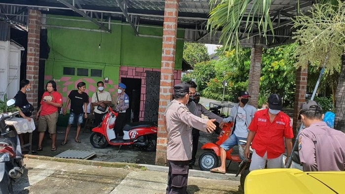 Polisi saat menggelar olah TKP di lokasi
