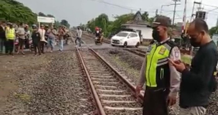 Polisi saat mendatangi lokasi pelaku tewas tabrakkan diri ke KA di Jombang.