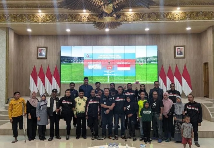 Bupati Jember Hendy Siswanto bersama pemain Persaid di Pendopo Wahyawibawagraha Jember.