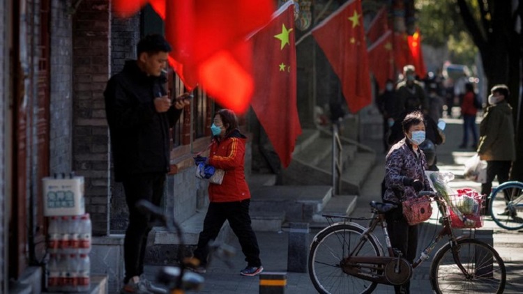 Bendera China di acara Kongres Nasional China ke-20 Partai Komunis China, (Foto: REUTERS/Thomas Peter). 