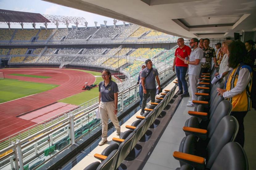 Perwakilan FIFA, PSSI dan Kementerian PUPR saat meninjau kelaikan Stadion GBT beberapa waktu lalu. Foto: Pemkot Surabaya.